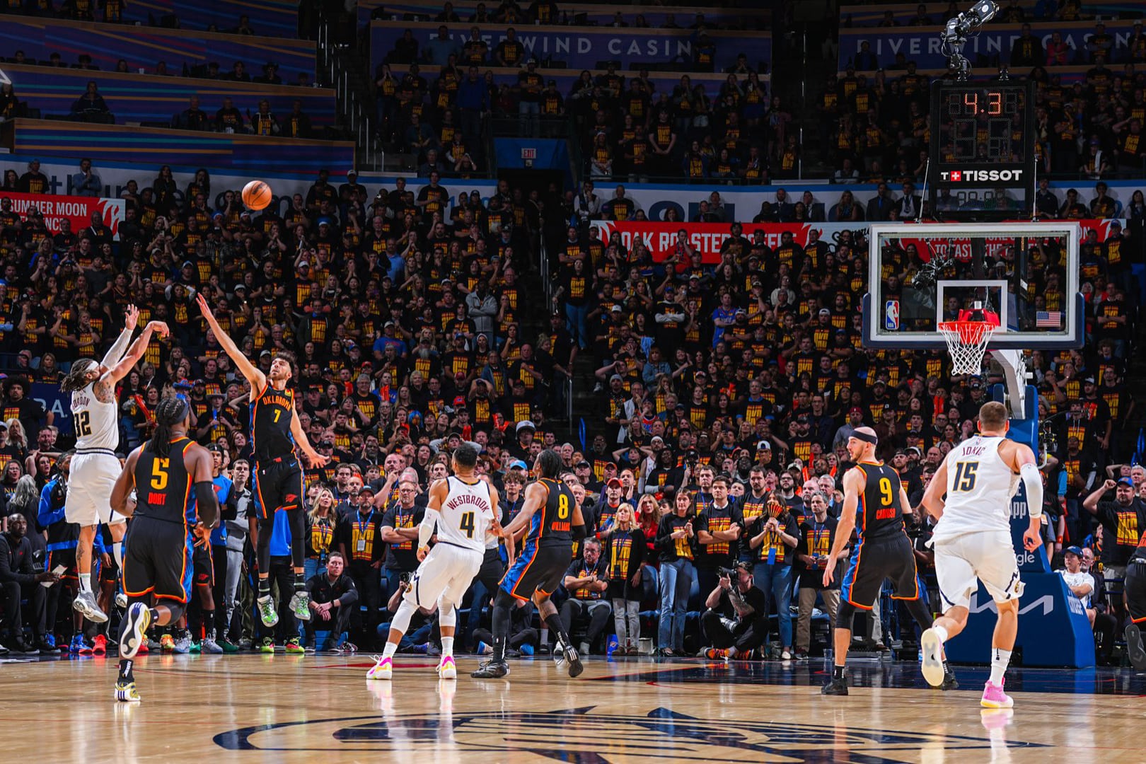La pelota ganadora ya salió de las manos de Gordon, por arriba de los 2,16 metros de su defensor.