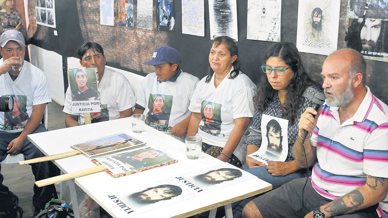 Los miembros de ambas familias, con el Colectivo de artistas por la memoria, verdad y justicia.
