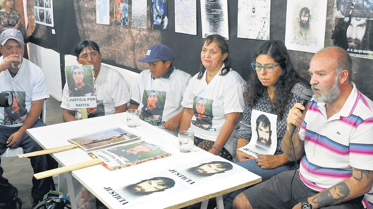 Los miembros de ambas familias, con el Colectivo de artistas por la memoria, verdad y justicia.