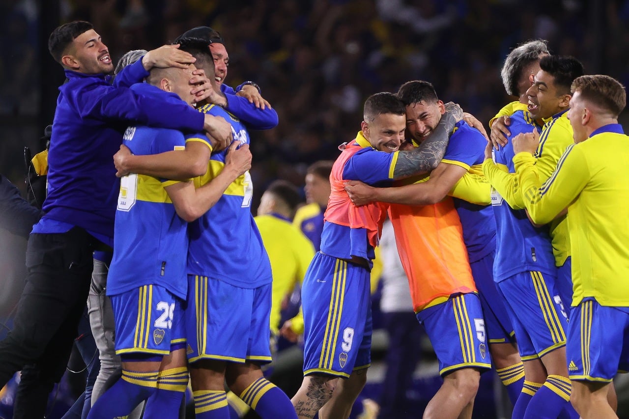 Boca festejó la victoria en el Superclásico con una hinchada enloquecida de fondo.