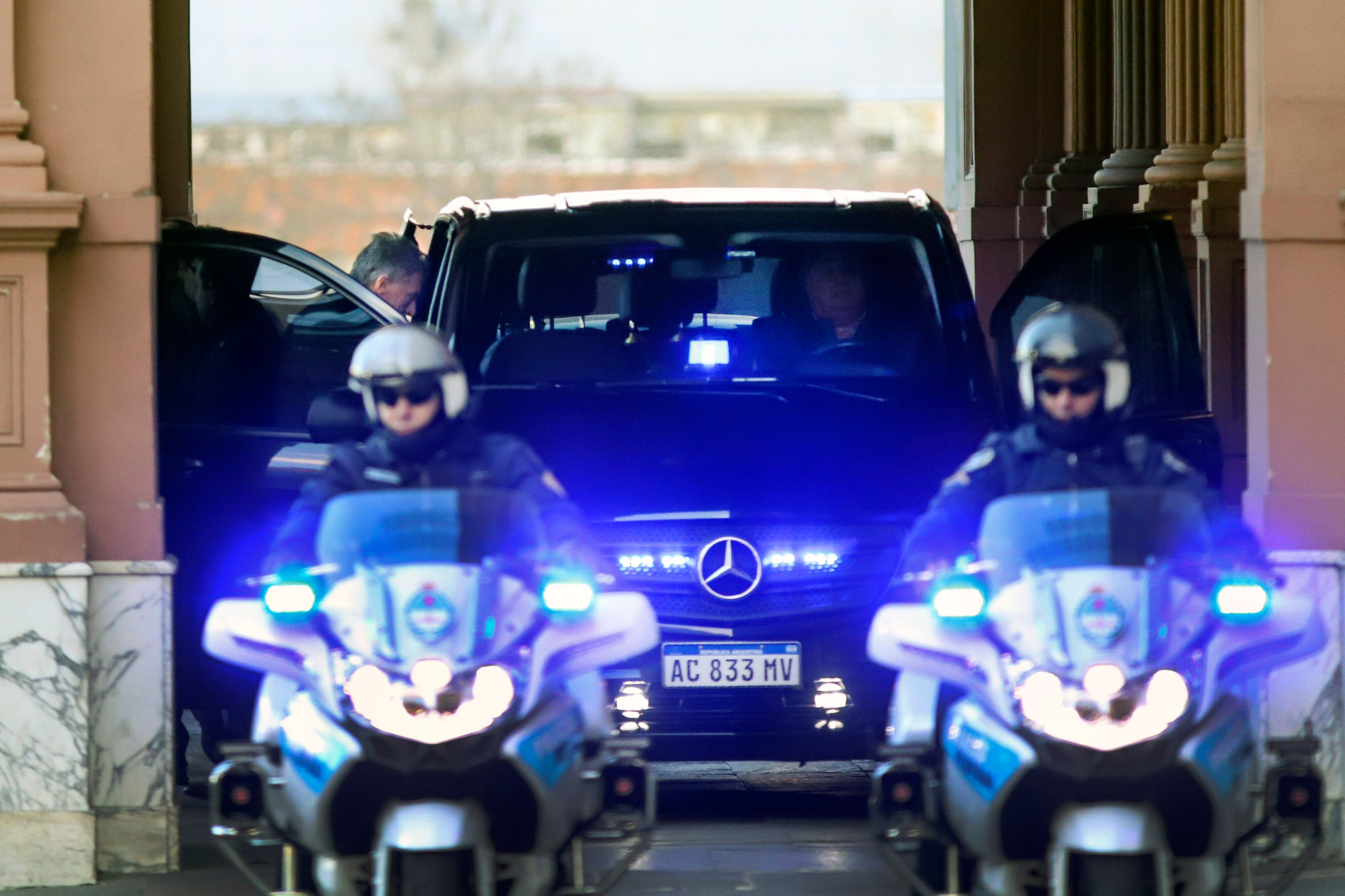 Mauricio Macri retirándose de la Casa Rosada luego de otro día complicado.