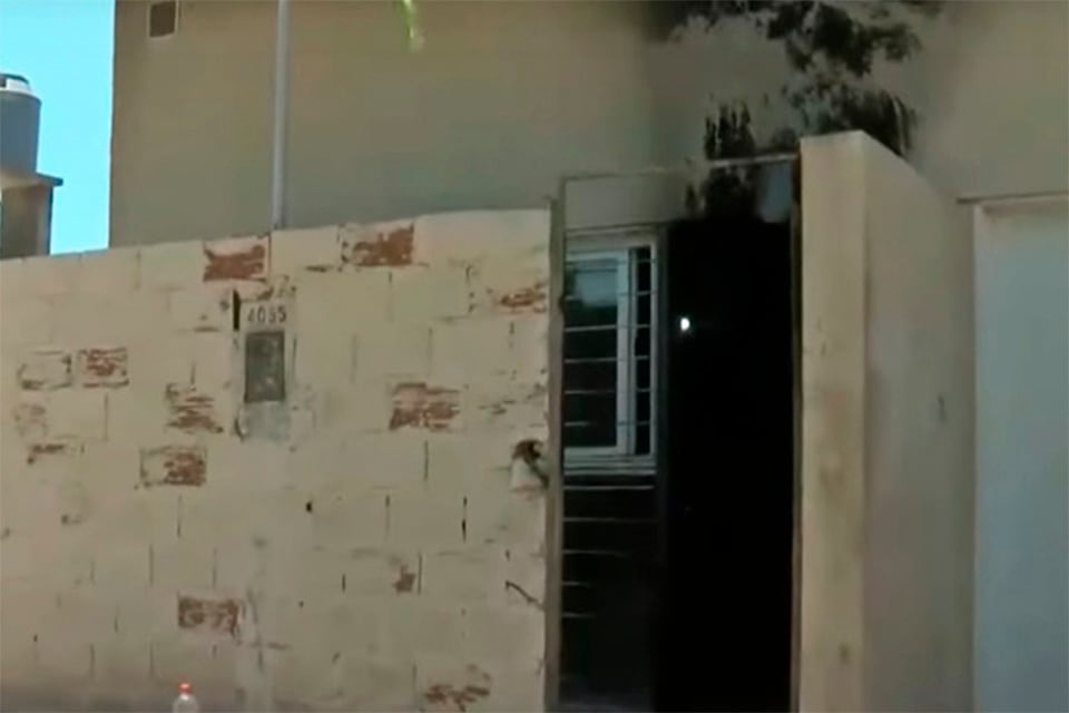 El frente de la casa que sufrió el ataque.