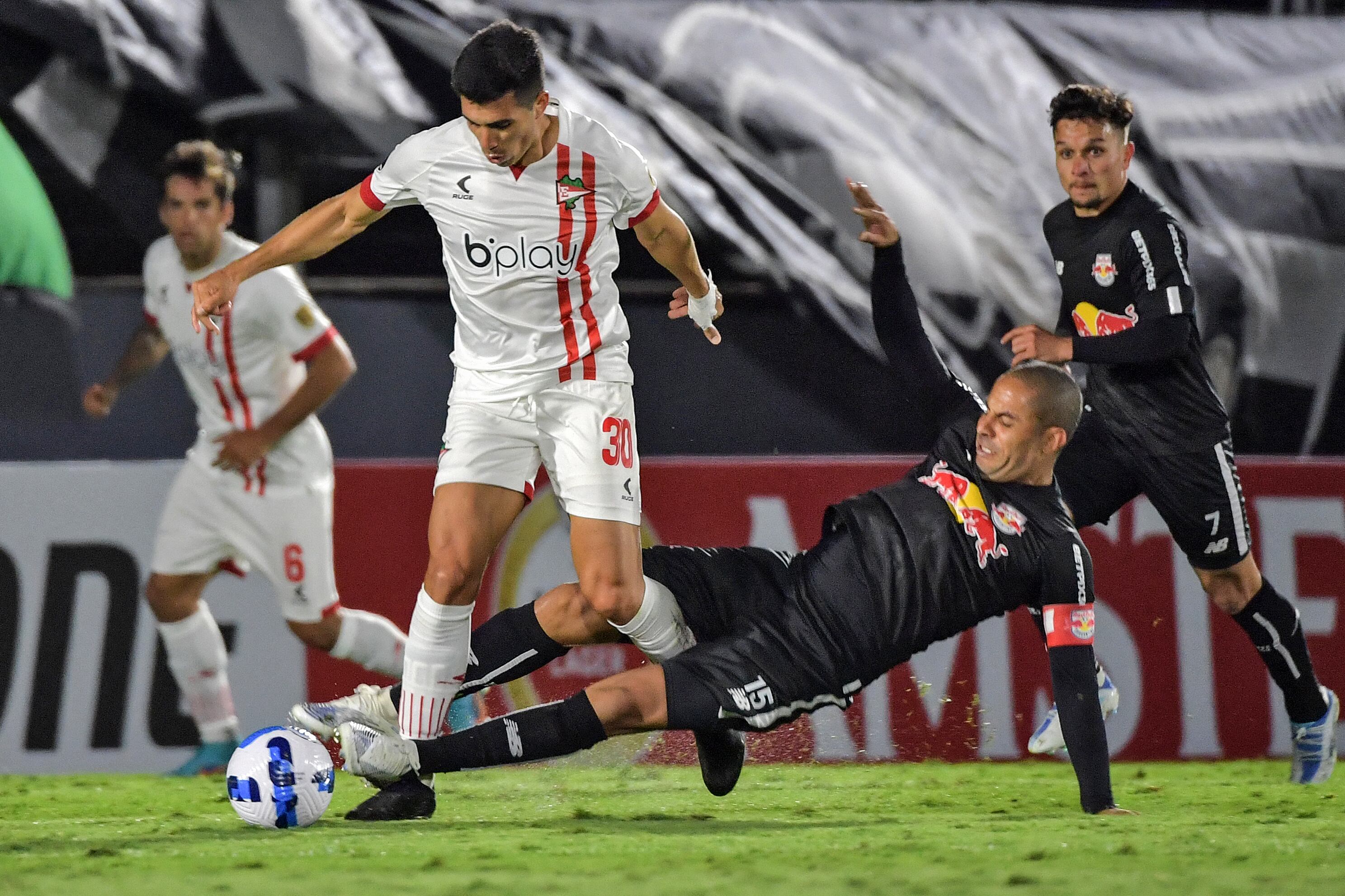 Jorge Rodríguez intenta pasar con la pelota en control.