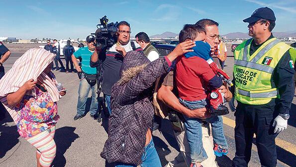 Unos cien migrantes centroamericanos regresan a sus países ante la crítica situación en el albergue de Tijuana.