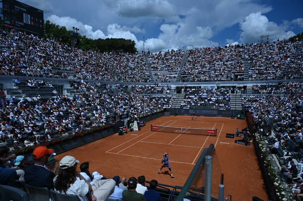 Estadio repleto en el Foro Itálico durante una presentación de Alcaraz.