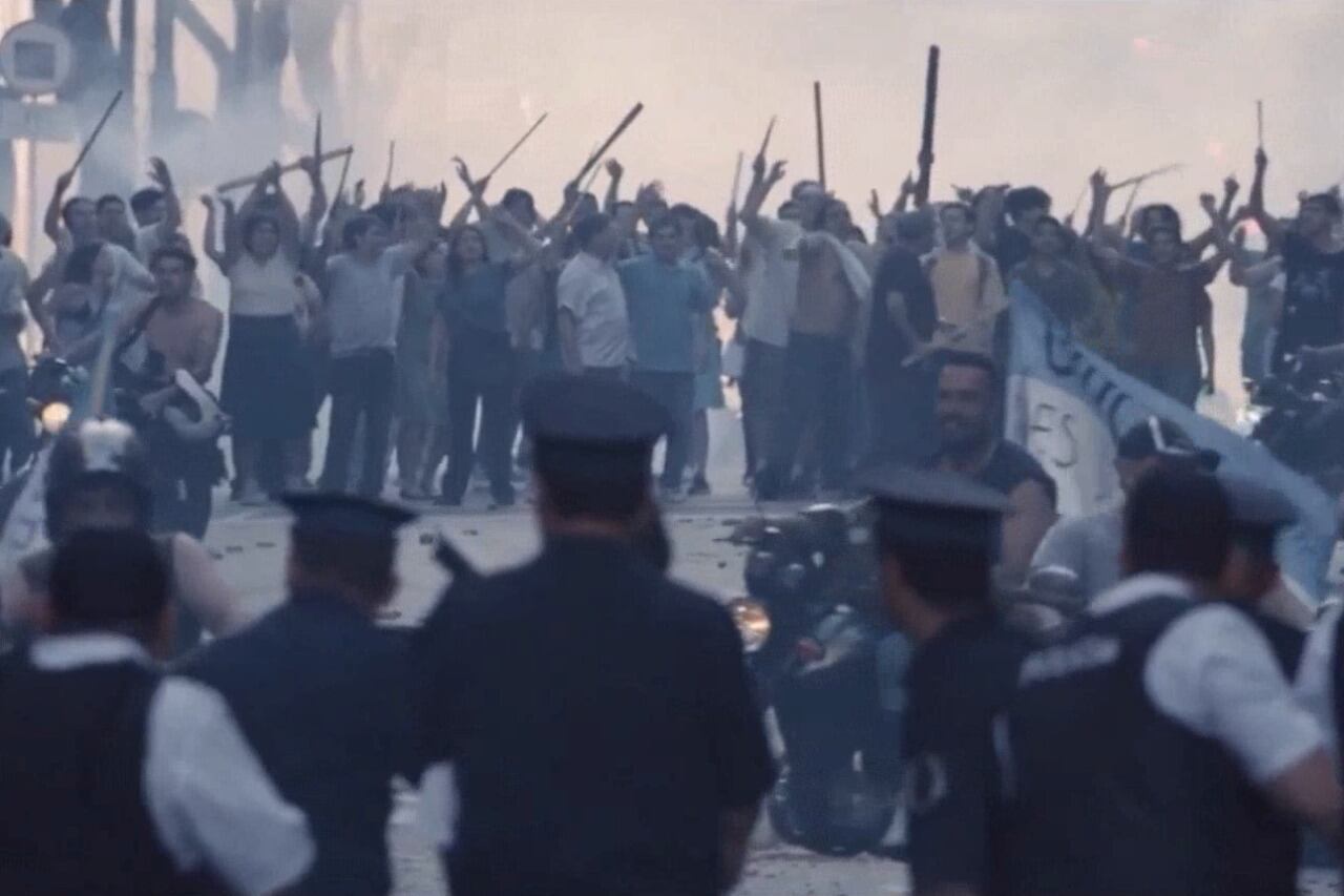 Con producción de National Geographic y Kapow, la tira está basada en el libro "El palacio y la calle" del periodista Miguel Bonasso.