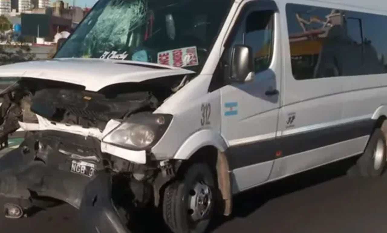 Así quedó la combi tras el accidente. 