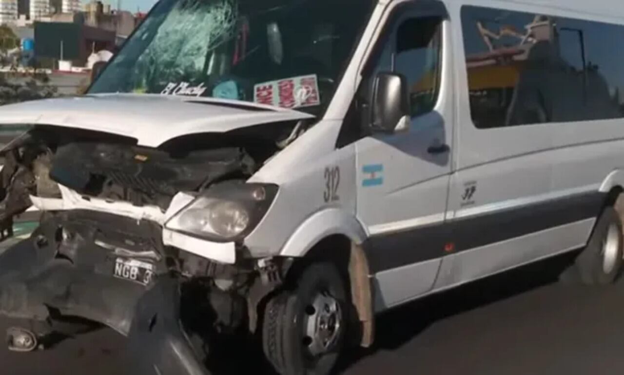 Así quedó la combi tras el accidente.