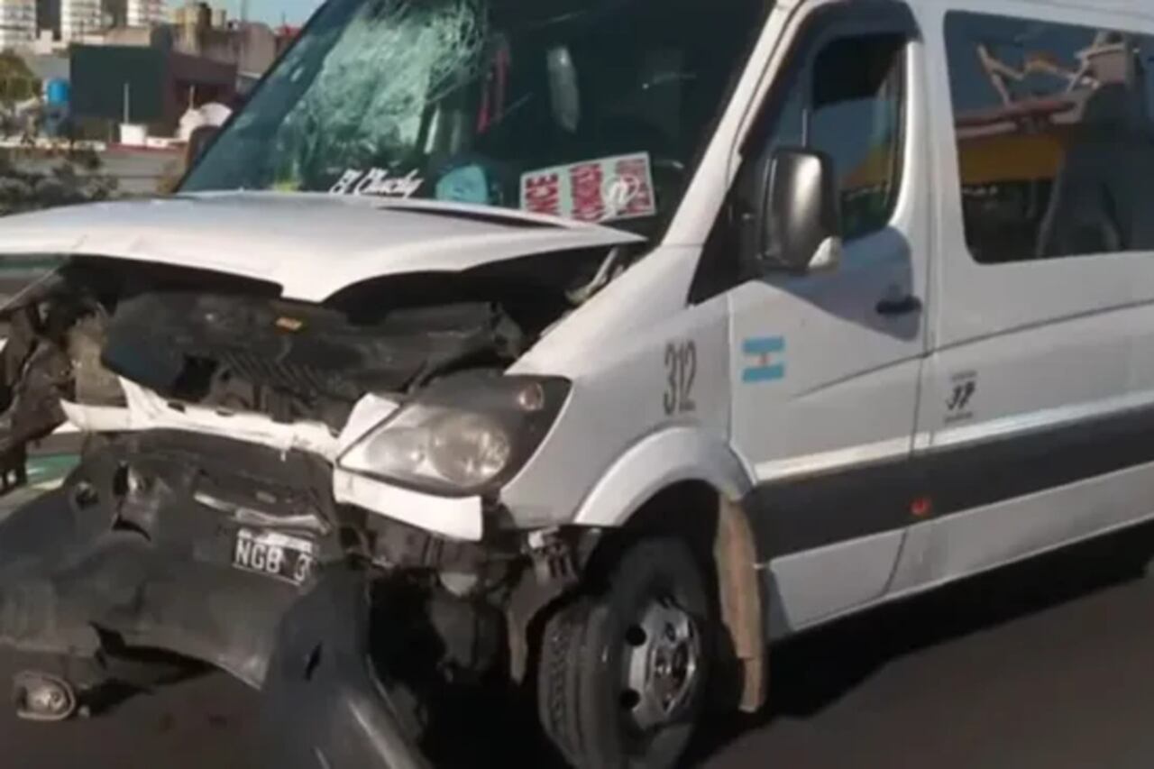 Así quedó la combi tras el accidente.