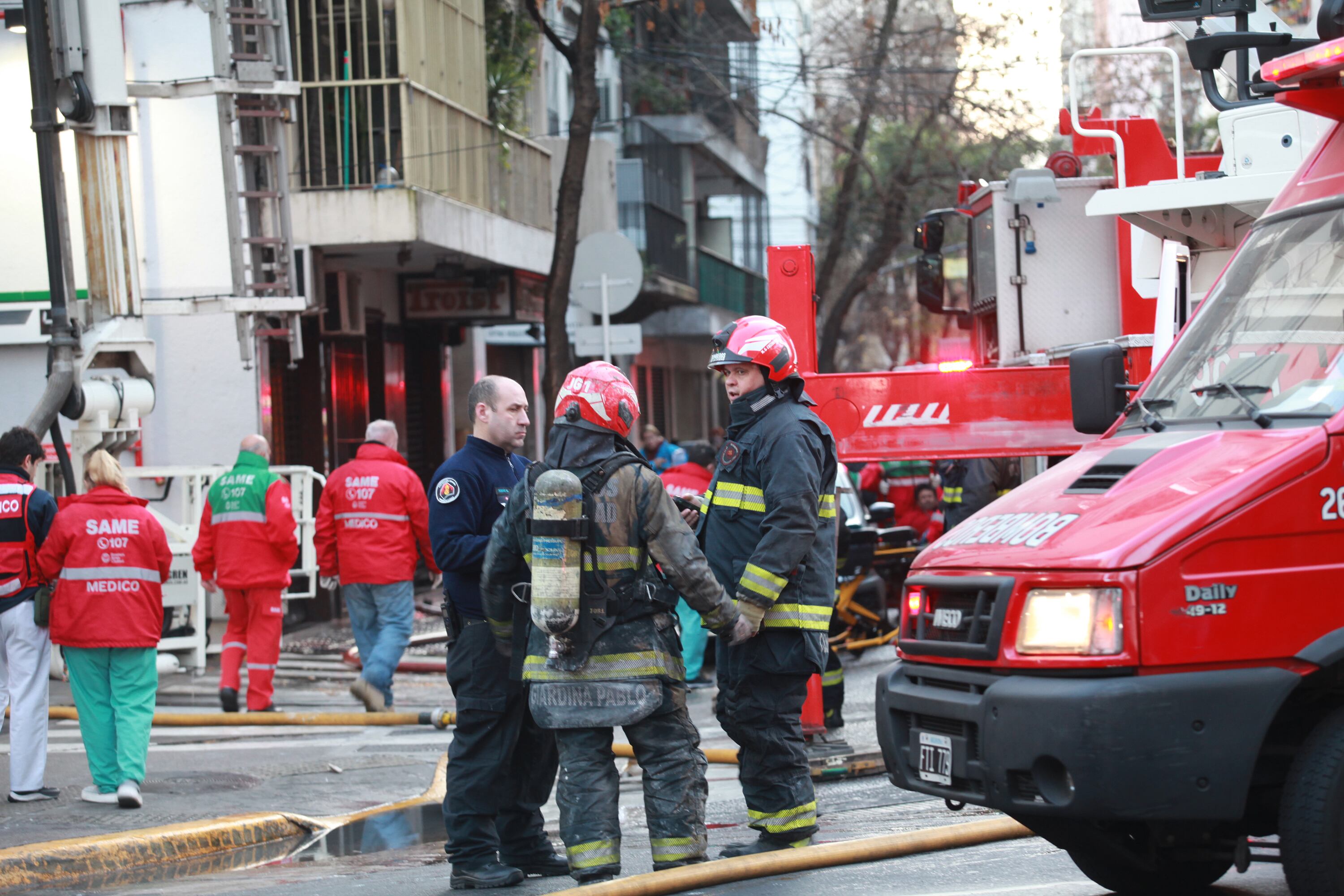 Bomberos trabajan en la zona del incendio