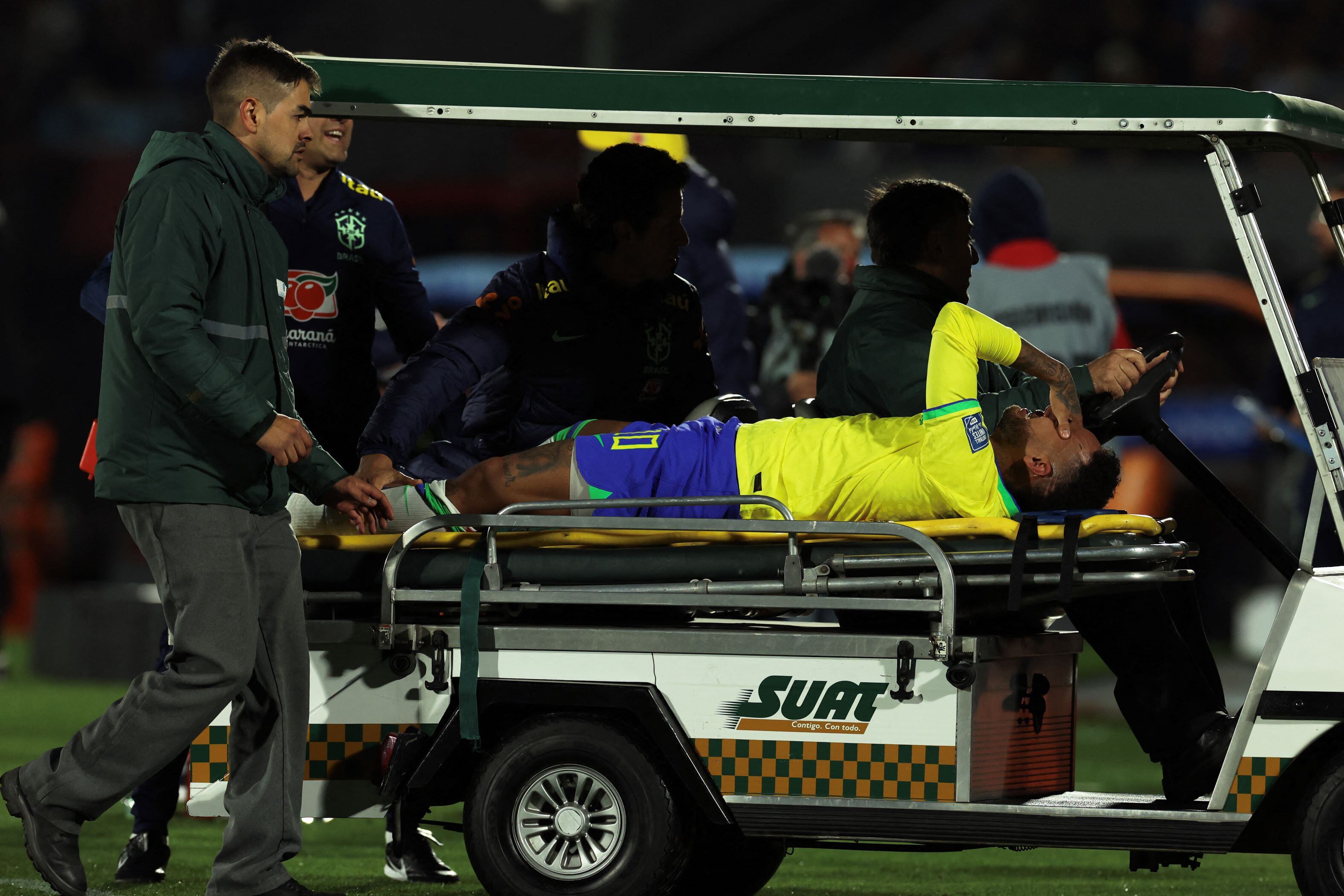 Gritos de dolor de Neymar al salir en camilla de la cancha