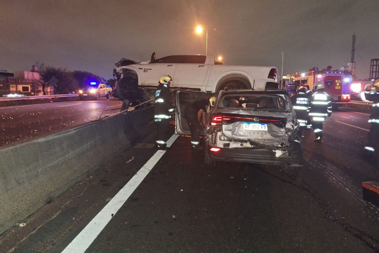 Choque en la General Paz: una camioneta quedó arriba de un auto y dejó cuatro heridos. Imagne: @EmergenciasBA