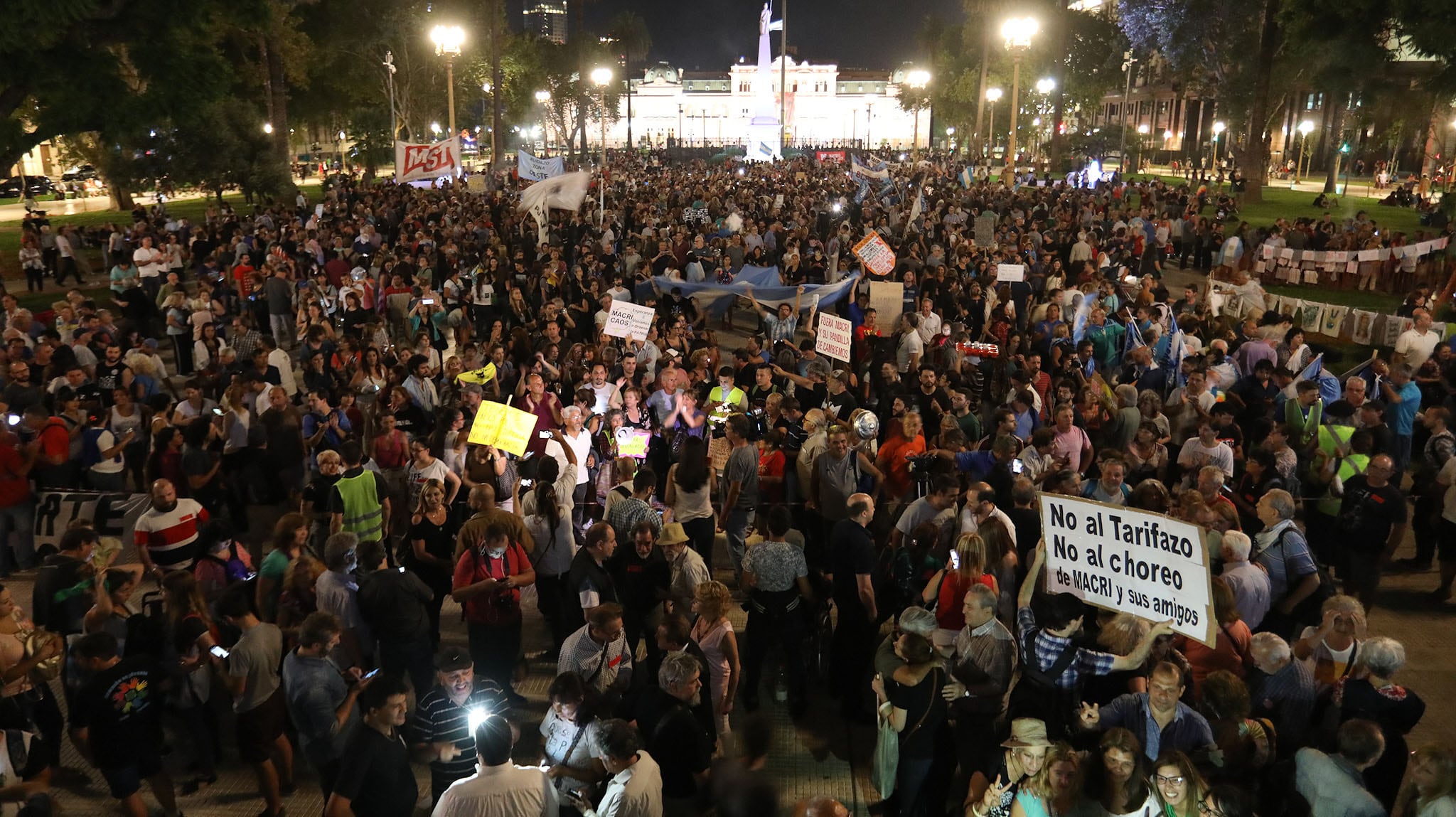 Miles de personas llevaron anoche el ruidazo a las puertas de la Casa Rosada.