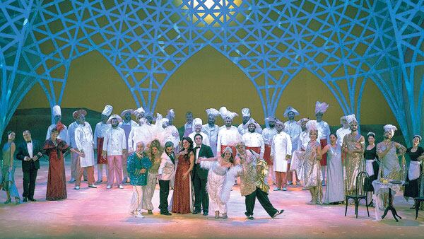 La estética del teatro de revistas no está lejos de la ópera rossiniana, afirma Rechi.