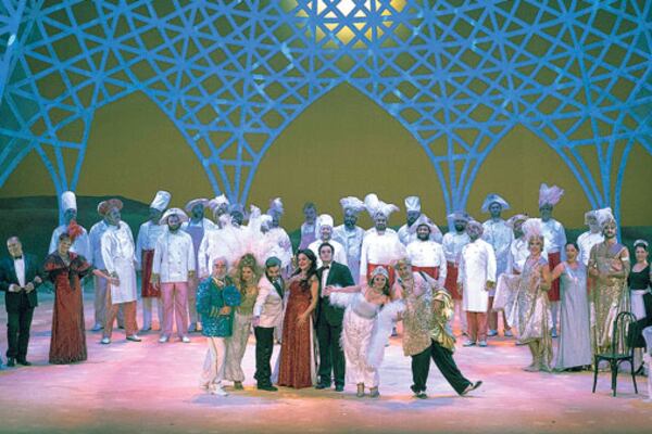 La estética del teatro de revistas no está lejos de la ópera rossiniana, afirma Rechi.