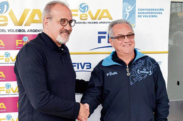 El que llegará y el que se va: Marcelo Méndez y Julio Velasco.