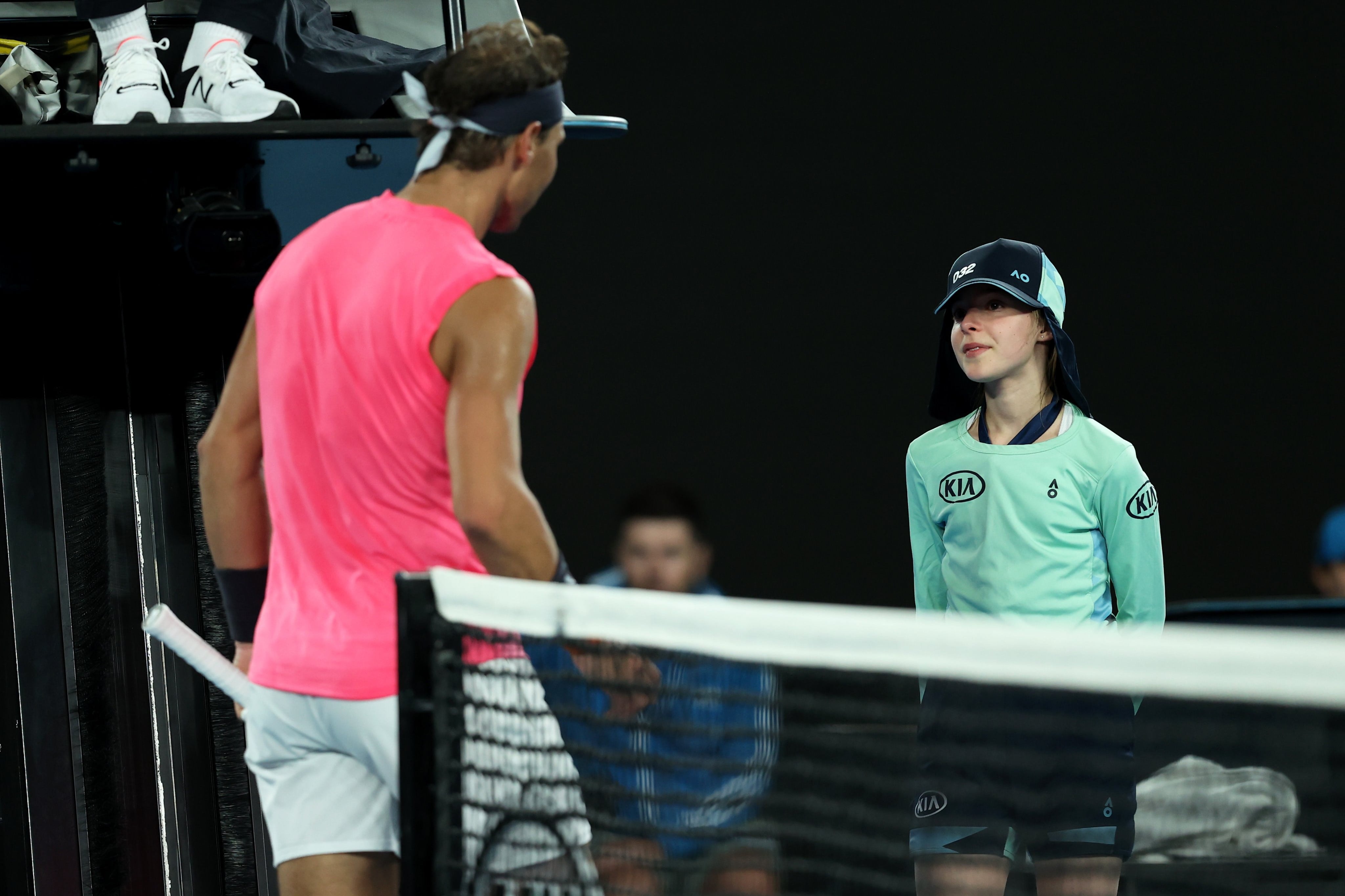 Nadal se acerca a la nena, para disculparse y ver cómo estaba.