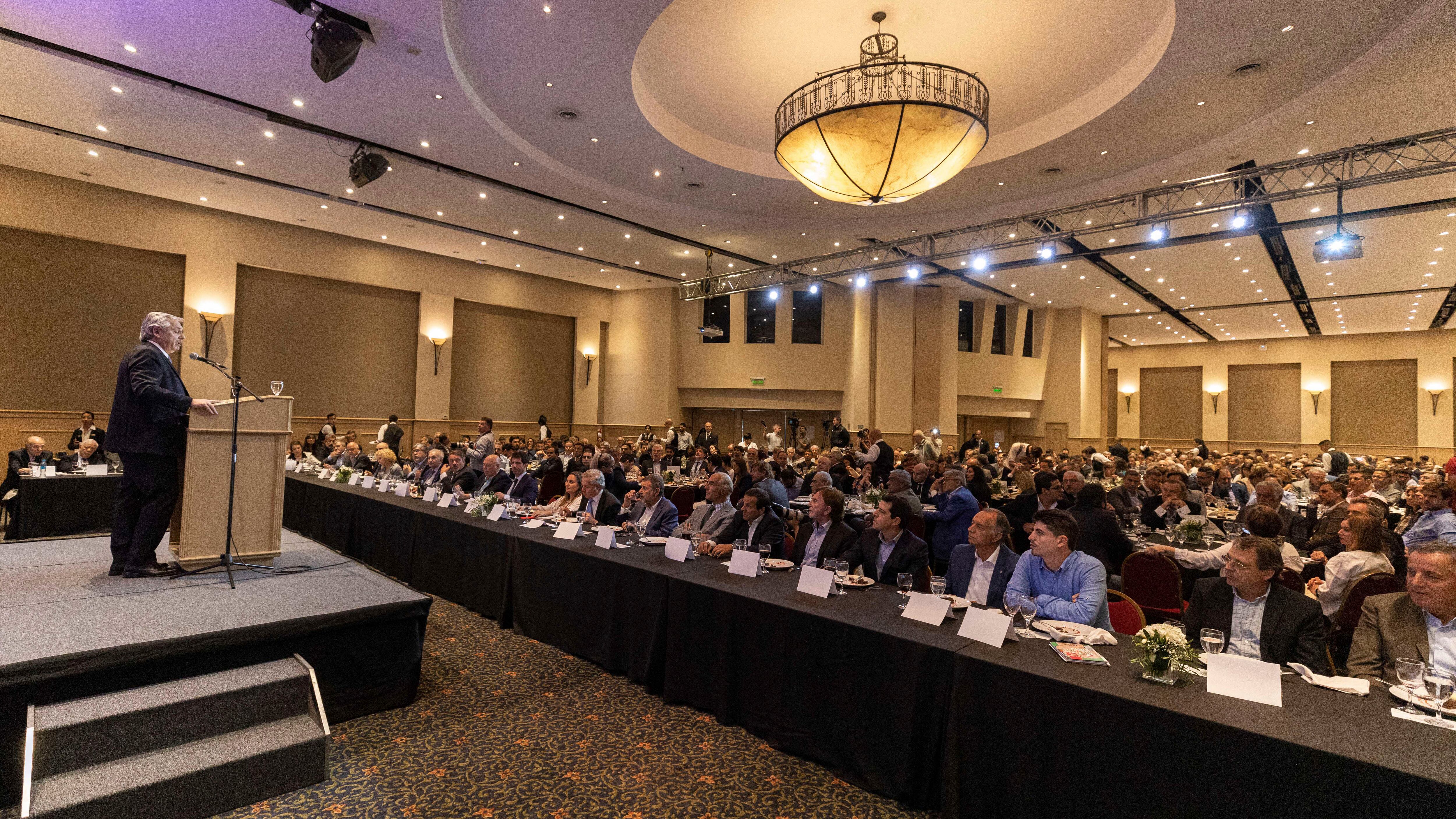 El candidato Alberto Fernández hablando a empresarios en la Fundación Mediterránea, en Córdoba.