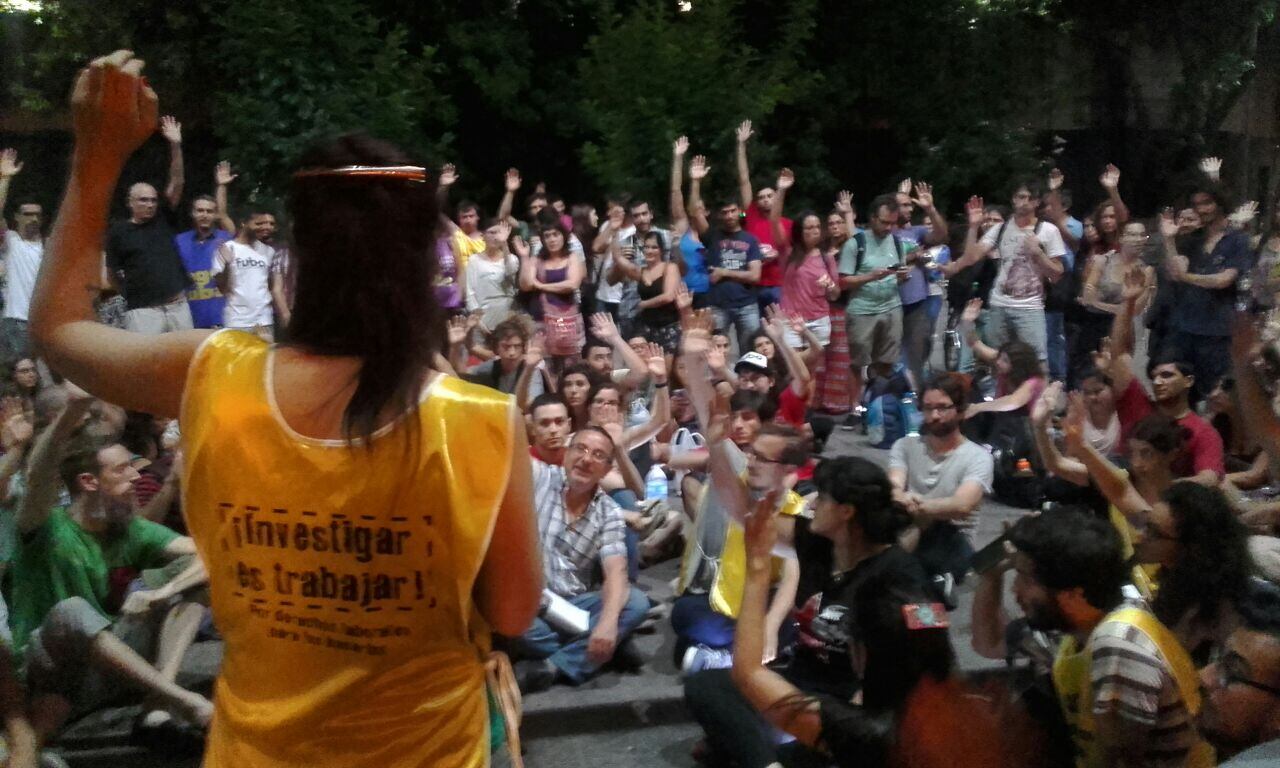 Al mediodía los investigadores decidirán en una asamblea si continúan con la toma del Ministerio de Ciencia y Tecnología.