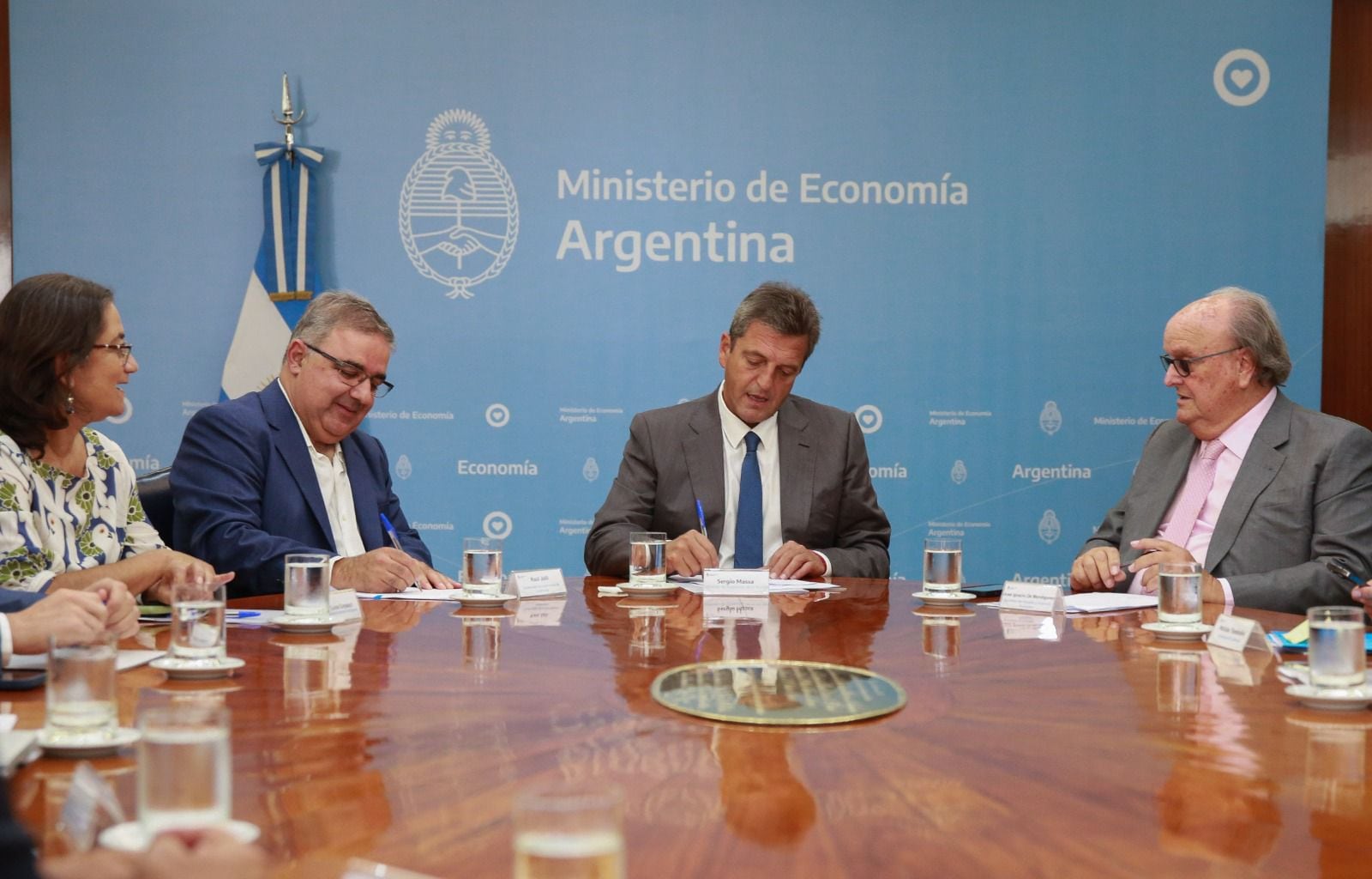 El ministro de Economía, Sergio Massa, el gobernador de Catamarca, Raúl Jalil, y el secretario de Industria y Desarrollo Productivo, José Ignacio de Mendiguren.