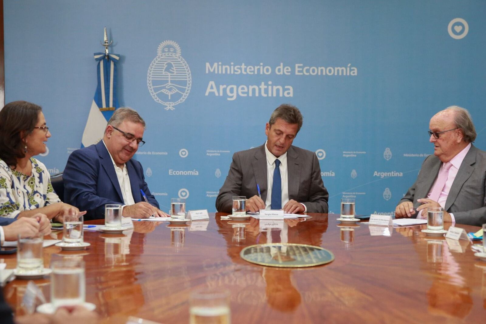 El ministro de Economía, Sergio Massa, el gobernador de Catamarca, Raúl Jalil, y el secretario de Industria y Desarrollo Productivo, José Ignacio de Mendiguren.