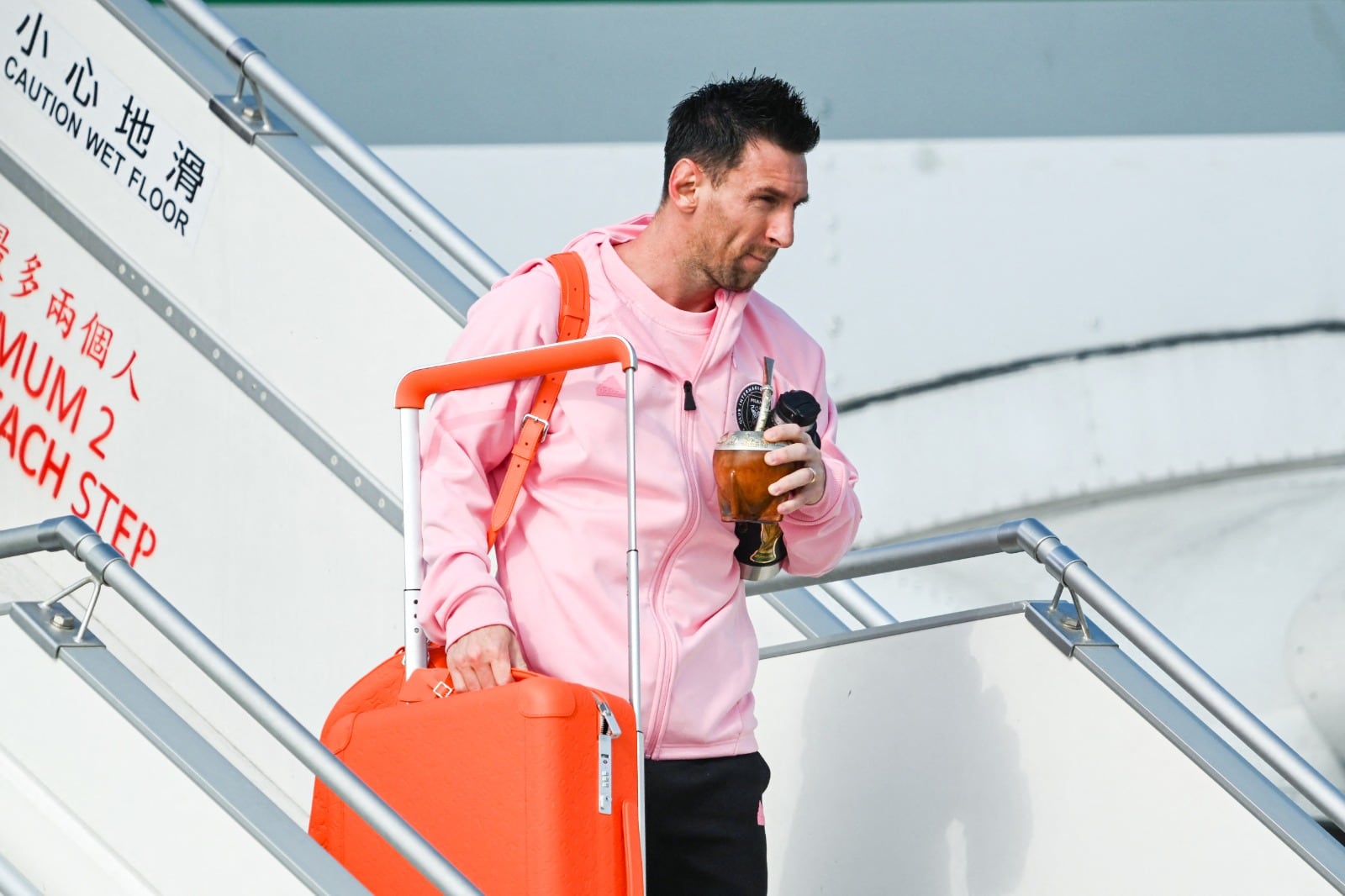 Messi pisa Hong Kong, mate y valija en mano