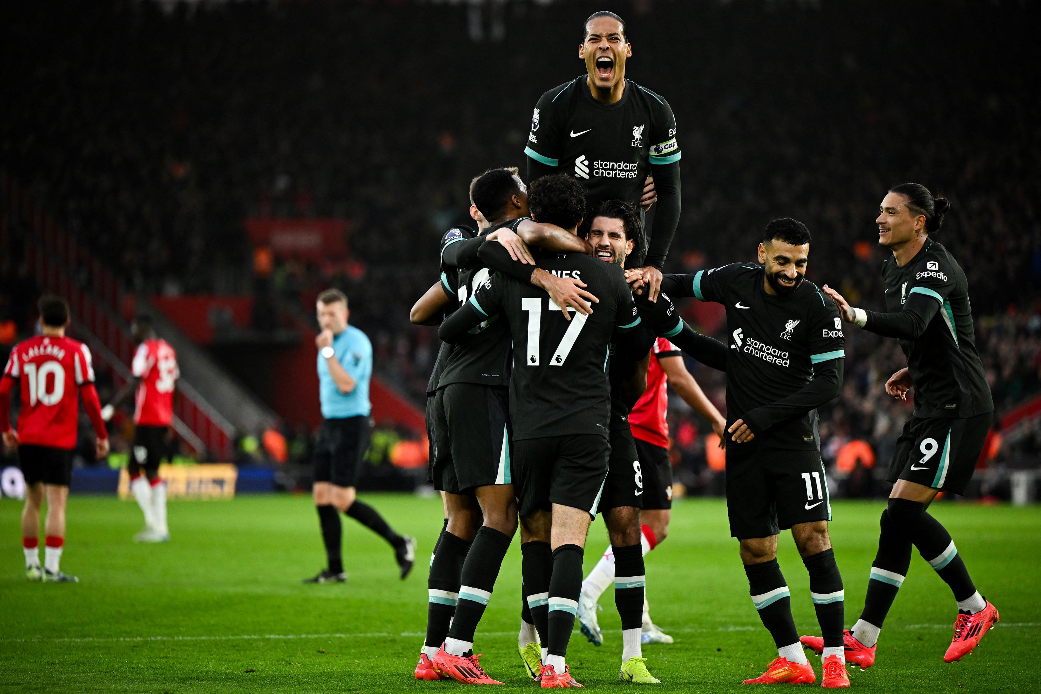 Todo Liverpool celebra con Szoboszlai, autor del primer gol