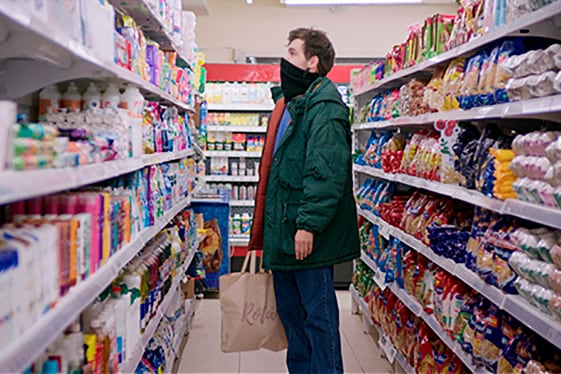 Arturo parece ligeramente alienado del mundo que lo rodea.