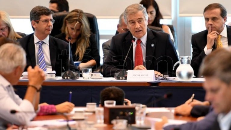 Aguad volvió dar muestra de su poco roce con la tecnología.