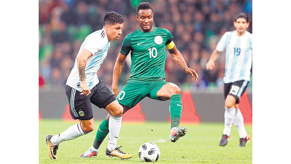 Enzo Pérez ante Nigeria, en el amistoso de diciembre pasado.