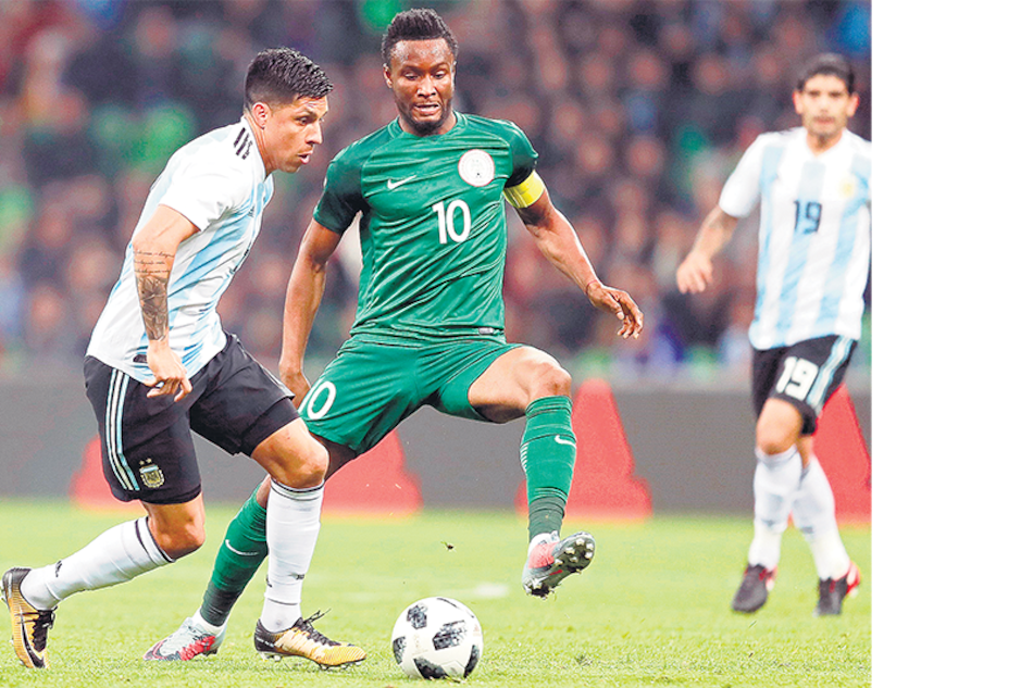 Enzo Pérez intenta maniobrar ante la marca de Ogu. El de River fue irregular en Krasnodar.