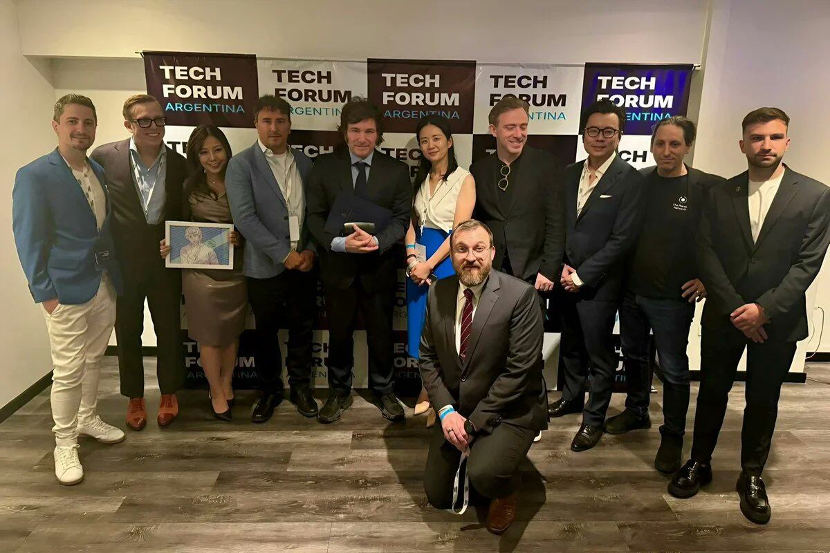 Hoskinson, arrodillado, en la foto del Tech Forum. Milei dijo presente.