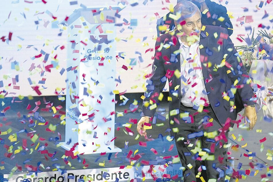 Morales y lluvia de papelitos.