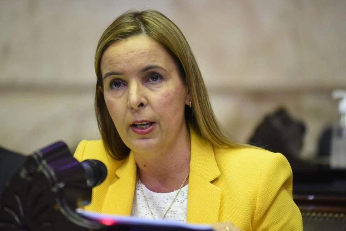 La ex secretaria de la legisladora Ingrid Jetter la denunció por quedarse con el 75% de su salario. La mujer dice ser víctima de «chantaje, acoso laboral y violencia psicológica» por parte de la legisladora cambiemita.