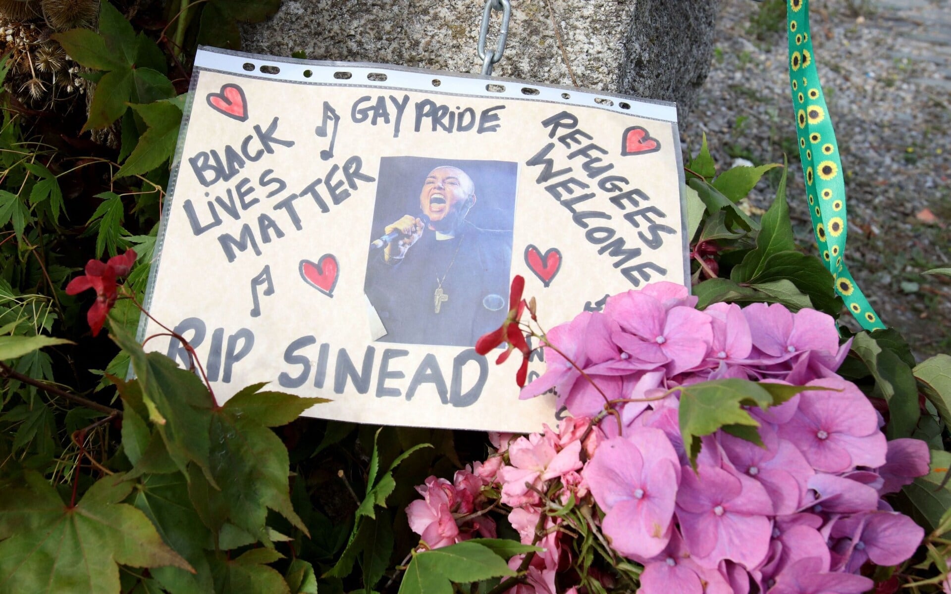 Miles de personas despidieron este martes a Sinead O'Connor en Dublin.