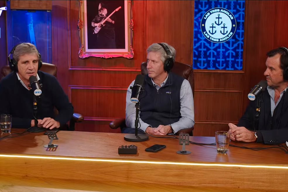 El ministro de Economía y Santiago Bausili, del BCRA, en un streaming.