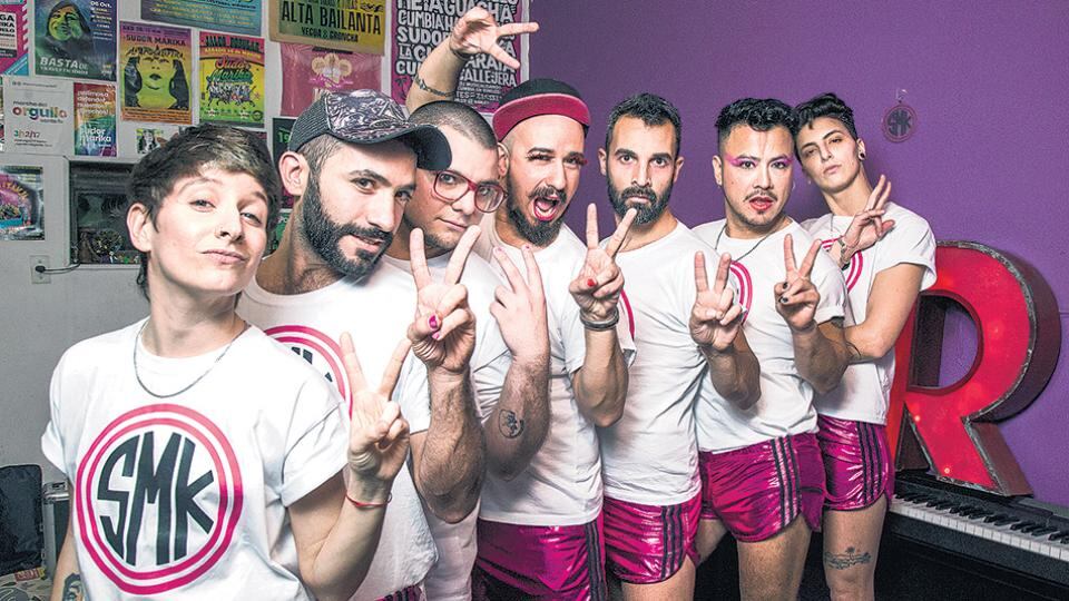 El diverso combinado de cumbia y performance Sudor Marika militará su disco Populismo rosa mañana en Uniclub.