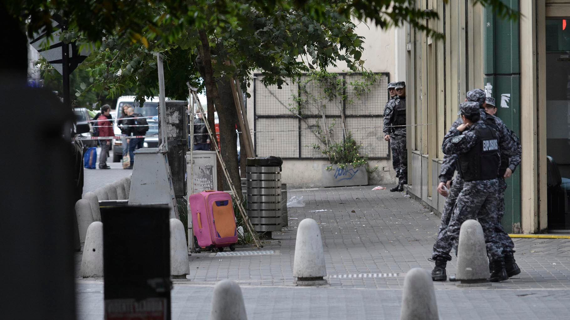 La valija carrito, de color rosa Barbie, en Sarmiento y Córdoba.