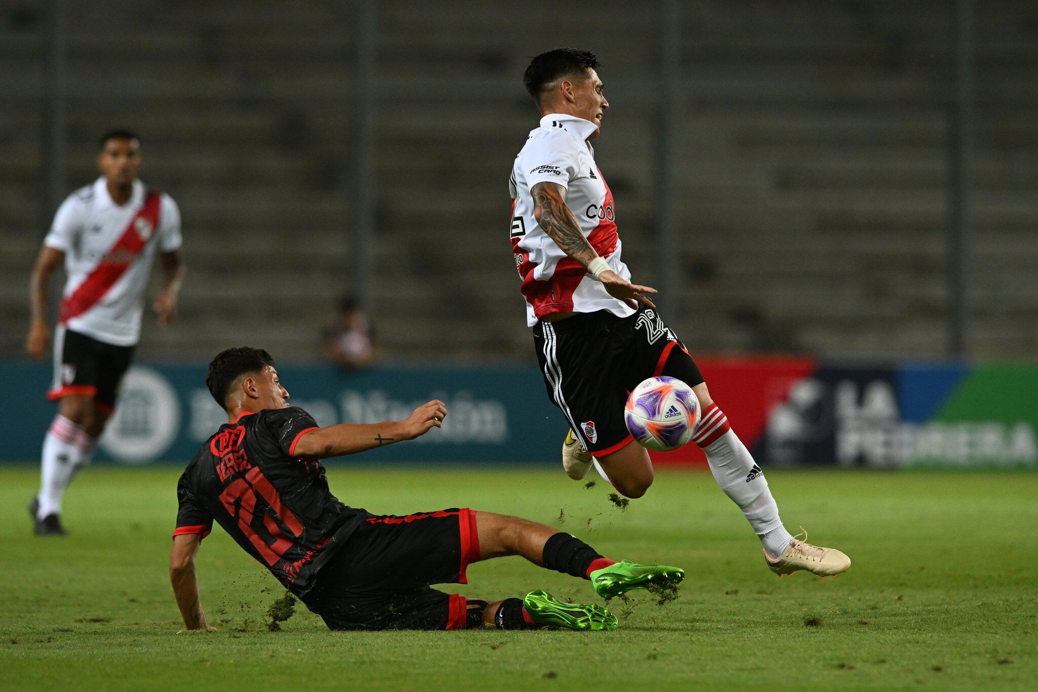 El momento en que Kranevitter recibe la fuerte infracción (Foto: La Página Millonaria).