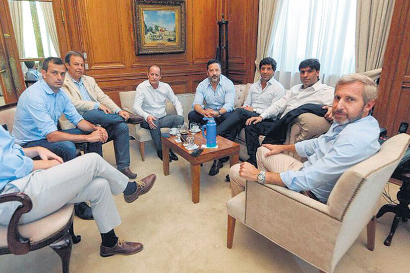 Intendentes y diputados peronistas ayer con los funcionarios.