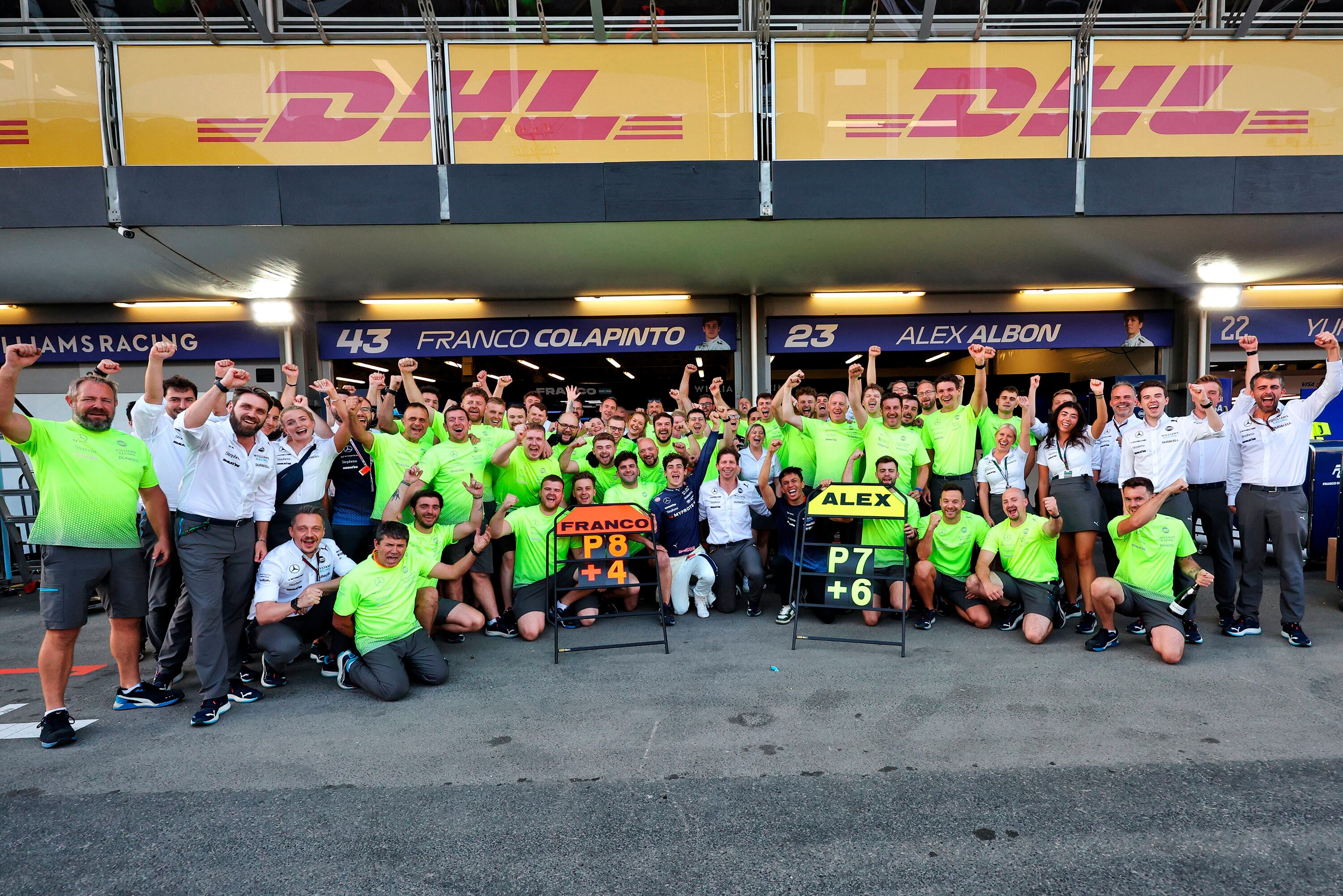 Colapinto en el medio el festejo del equipo Williams