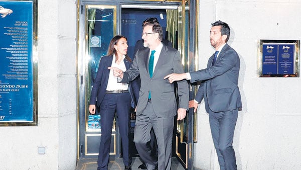 “En el PP ha habido corruptos, pero el PP no es un partido corrupto”, dijo un cercado Rajoy.