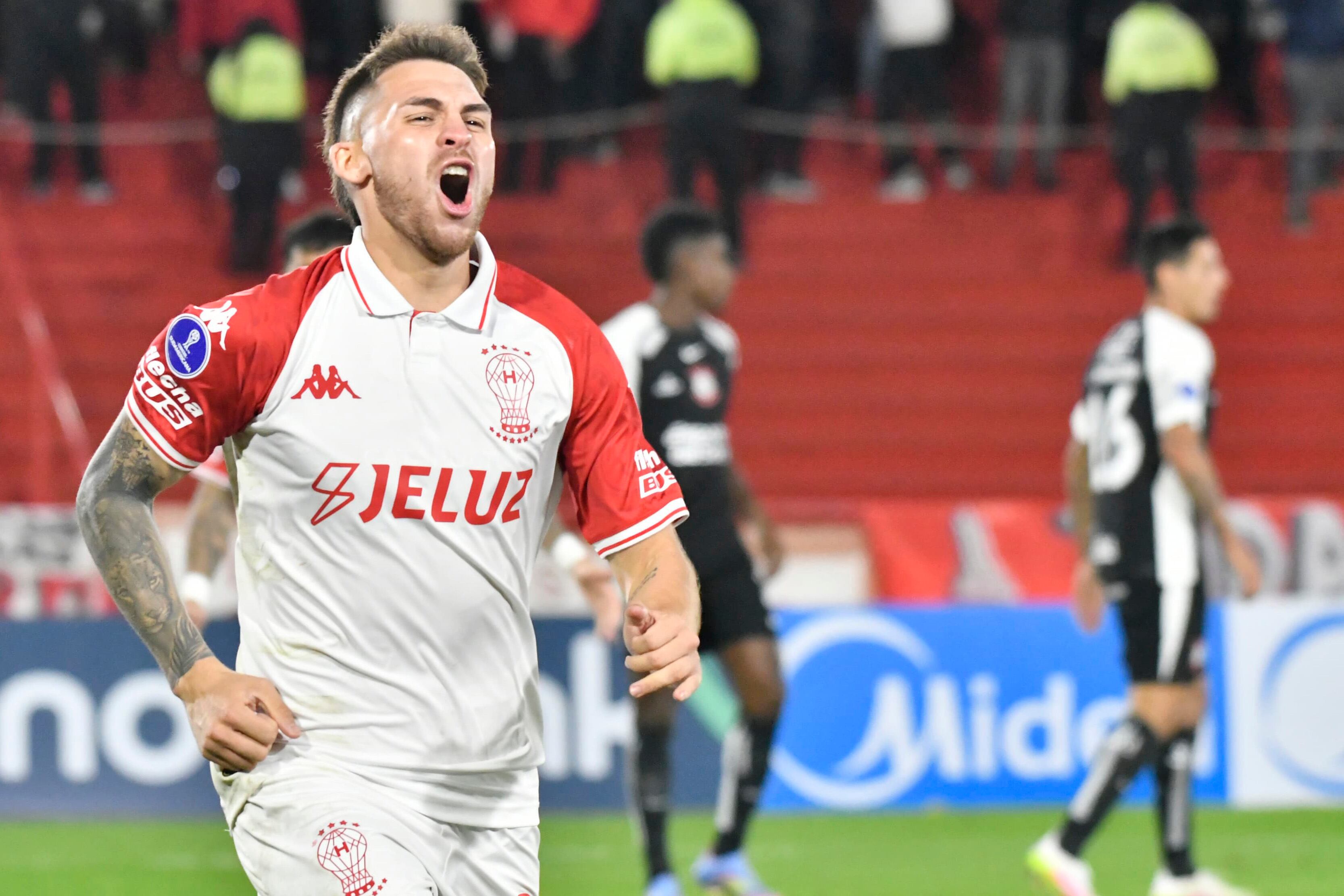 Franco Watson con la cara llena de gol