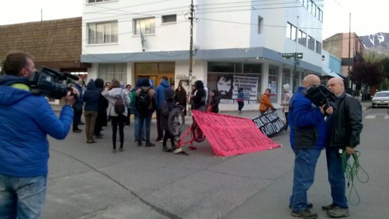 La gente se reúne frente al juzgado de Esquel, tras conocerse la noticia del cuerpo en el río.