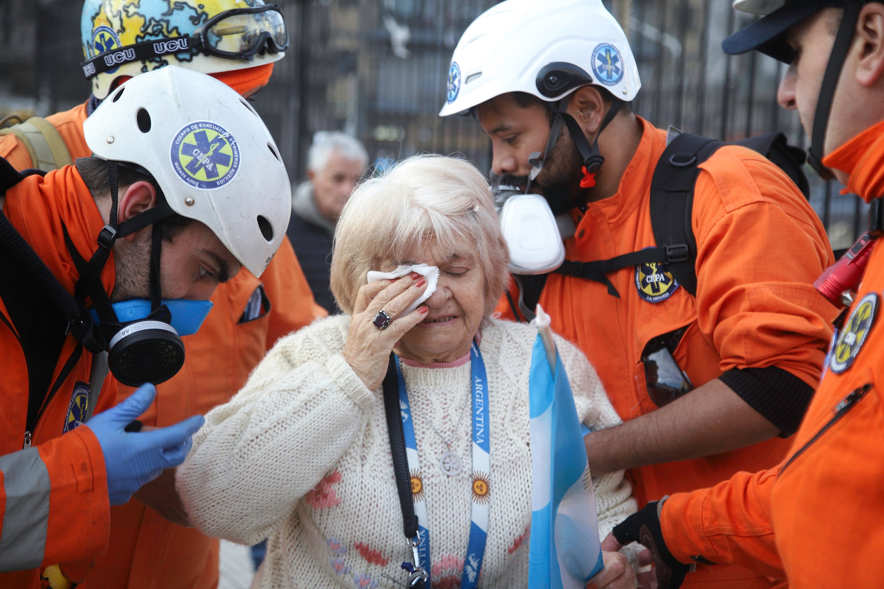 Los socorristas del CEPA asistiendo a una jubilada reprimida.