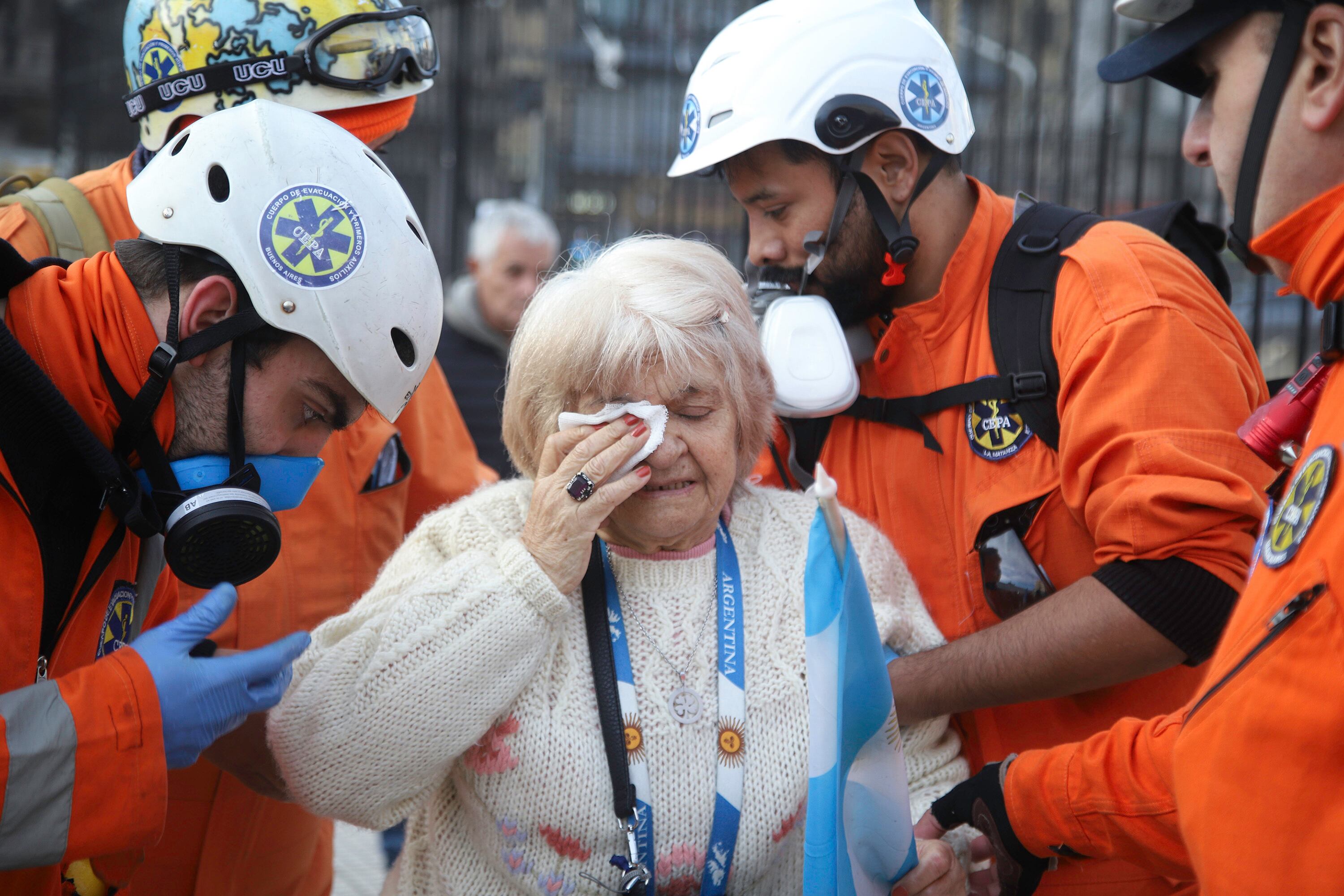 Los socorristas del CEPA asistiendo a una jubilada reprimida.
