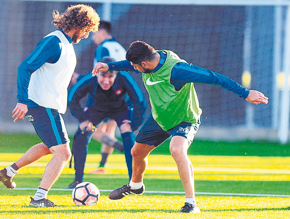 Ortigoza pelea la pelota con Coloccini en el entrenamiento. El volante volverá hoy a la titularidad.