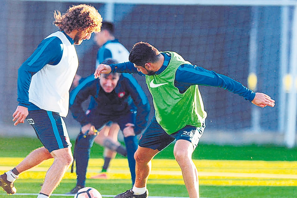 Ortigoza pelea la pelota con Coloccini en el entrenamiento. El volante volverá hoy a la titularidad.