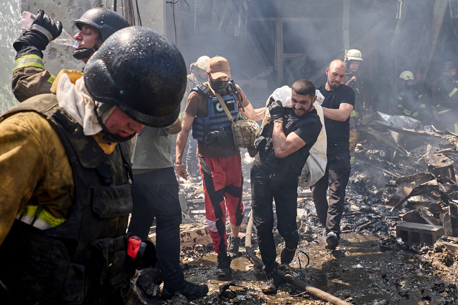 Rescatistas transportan el cuerpo de una víctima en Járkov