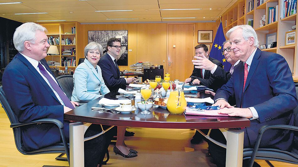 Juncker (segundo a la derecha) y May (segunda a la izquierda), protagonistas de acuerdo por la fase uno del Brexit.